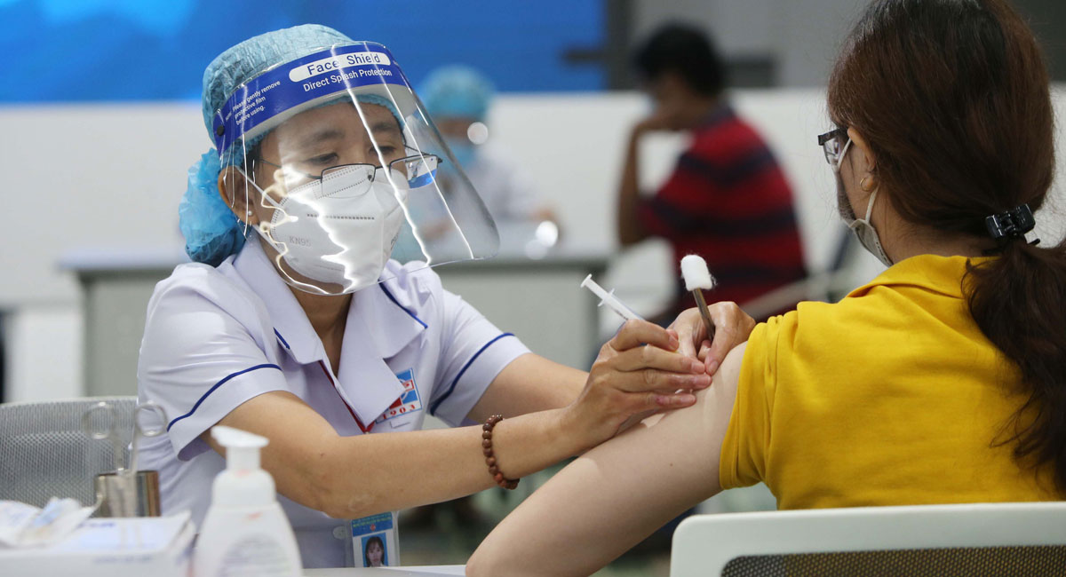 Việt-Nam-tiêm-vaccin.jpg